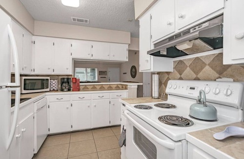 Kempwood House | Entire Duplex with 6 Bedrooms for Large Groups