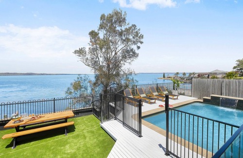 Toukley House | ENTIRE FAMILY HOME on the lake! 15 Guests Book 2 nights, get the 3rd night free*