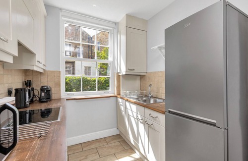 Chelsea Apartment | Entire Flat in heart of Chelsea hosted by Zahra