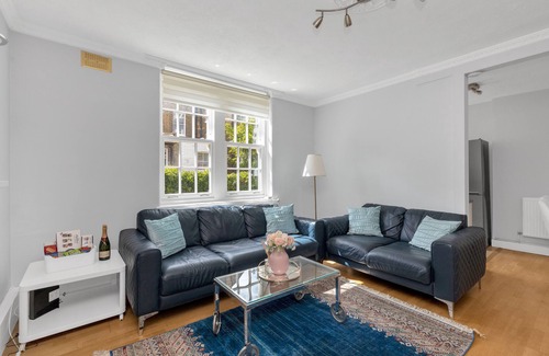 Chelsea Apartment | Entire Flat in heart of Chelsea hosted by Zahra