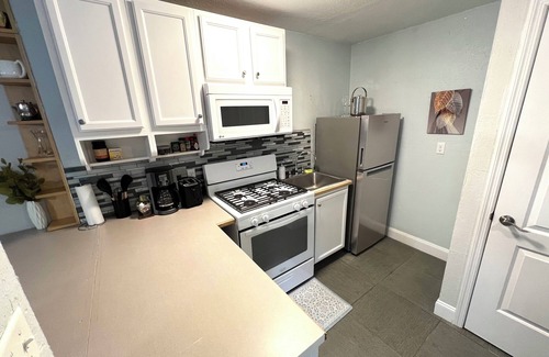 Gainesville House | Entire Guesthouse very cozy 1bed ,1bath only 2.1 miles to Campus private Parking