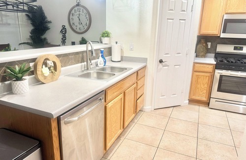 Westside House | Entire Home+Centrally Located+Near HWY+HotTub+FREE WIFI+Pet Friendly+Putt Putt