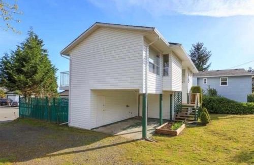Regional District of Nanaimo House | Entire home minutes from 3 lakes and a river!