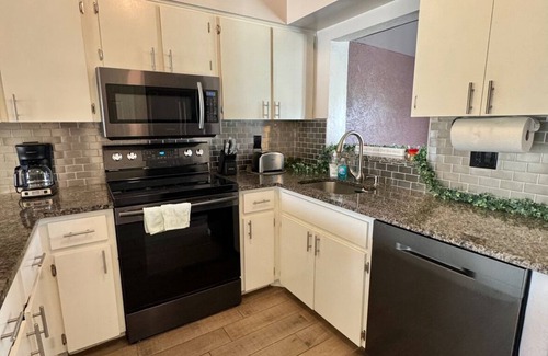 San Carlos Park House | Entire home; Patio; Pet Friendly; Spacious Parking; 5 mins to RSW airport