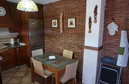Genil House | Entire house Ideal to get to know Granada. Along Sports Palace Well comunicated.
