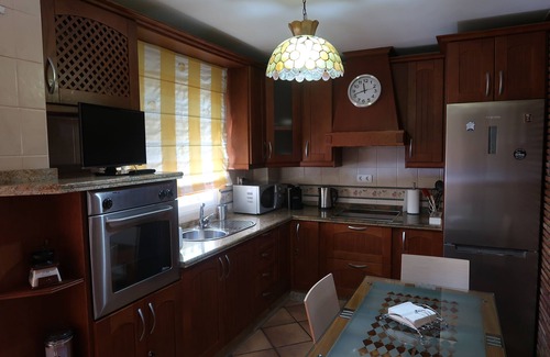 Genil House | Entire house Ideal to get to know Granada. Along Sports Palace Well comunicated.
