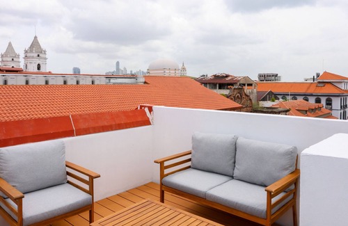 Casco Viejo Ski Chalet | Entire house, pool table, jacuzzi, private rooftop