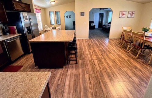 Enoch House | ★Entire House♥Pickle-ball★BBQ★WiFi/Arcade/Games★Basketball★Volleyball★Fire Pit