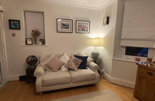Cheltenham House | Entire house short walk to Cheltenham Racecourse and Town Centre.