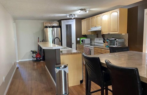 Taber House | entire house with a huge backyard (king size bed)