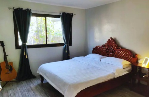 Urdaneta City House | Entire House with karaoke machine, wifi, netflix.