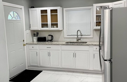 Chicago Heights House | Entire Luxurious Home. Free parking+Fast Wi-Fi Central Location. Private Getaway
