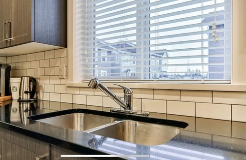Mission House | Entire Modern Townhome