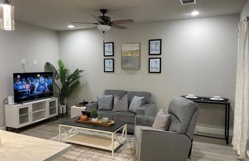 Southeast Houston House | Entire New Cozy Home near NRG Stadium