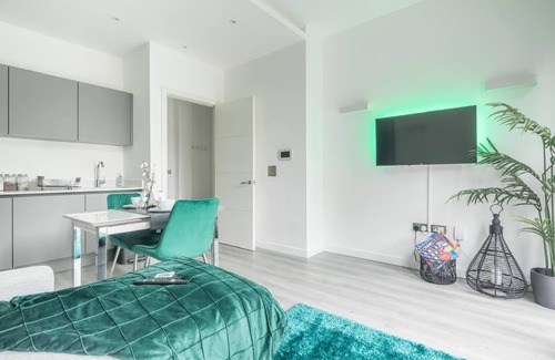 Great Linford Apartment | Entire rental unit in Linford Wood