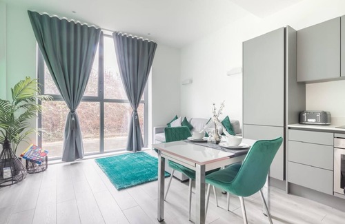 Great Linford Apartment | Entire rental unit in Linford Wood