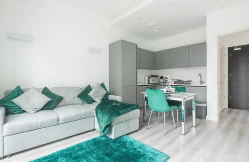 Great Linford Apartment | Entire rental unit in Linford Wood