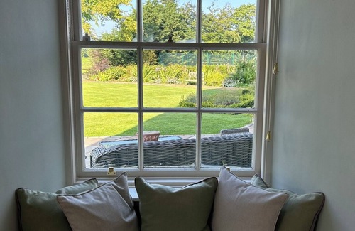 Kilmarnock Apartment | Entire self-contained ground floor of historic Georgian mansion near Troon