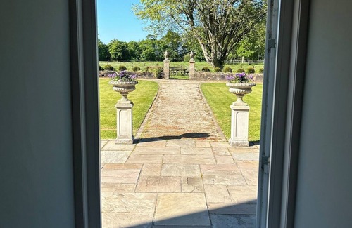 Kilmarnock Apartment | Entire self-contained ground floor of historic Georgian mansion near Troon