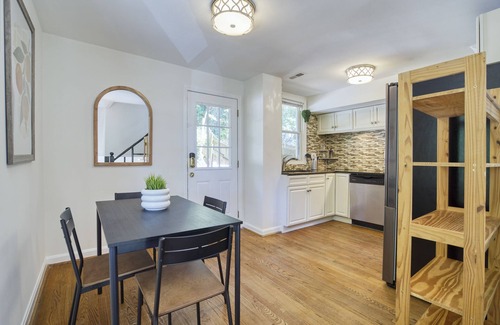 Nauck House | Entire Townhouse In Arlington | Free Parking