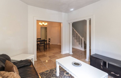 Ampere House | EntireHouse Belleville 4Bedroom 2Bath kingbed