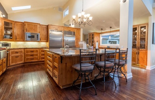 Enumclaw Cabin | Enumclaw Estates Main House & Barn Home (A+B)