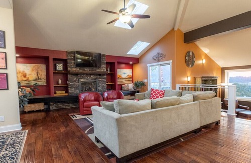 Enumclaw Cabin | Enumclaw Estates Main House & Barn Home (A+B)