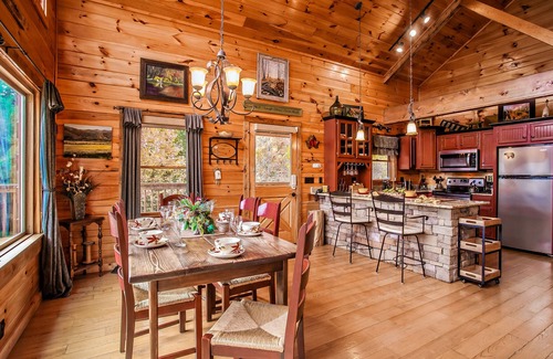 Gatlinburg - Pigeon Forge Cabin | EPIC SMOKY'S VIEW! Luxurious and Cozy cabin ! Coveted Location- 5 min. to town,