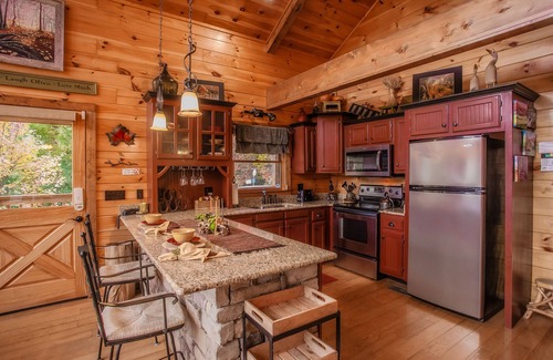 Gatlinburg - Pigeon Forge Cabin | EPIC SMOKY'S VIEW! Luxurious and Cozy cabin ! Coveted Location- 5 min. to town,