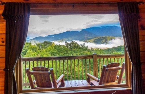 Gatlinburg - Pigeon Forge Cabin | EPIC SMOKY'S VIEW! Luxurious and Cozy cabin ! Coveted Location- 5 min. to town,