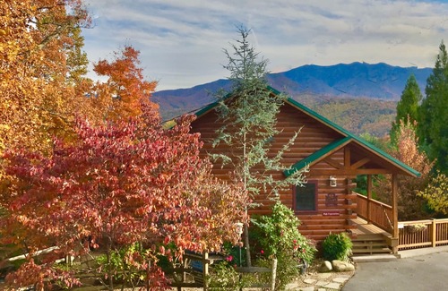Gatlinburg - Pigeon Forge Cabin | EPIC SMOKY'S VIEW! Luxurious and Cozy cabin ! Coveted Location- 5 min. to town,