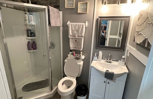 Spring House | Equipped Studio with Generac back up powered & pet friendly. Hablo espanol