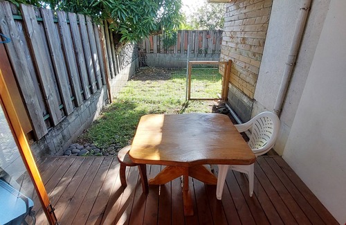Punaauia House | Equipped studio with pet-friendly garden area close to foodtruck for dinner.