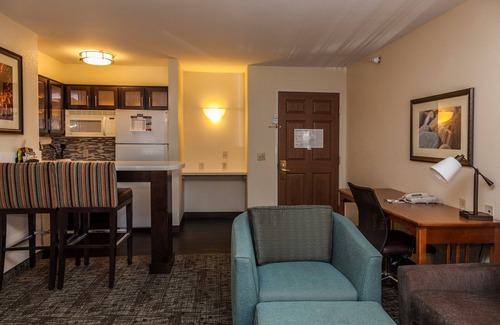 Northwest Colorado Springs Condo | Equipped Suite with Mountain View | Outdoor Pool Access, Housekeeping + Business Center