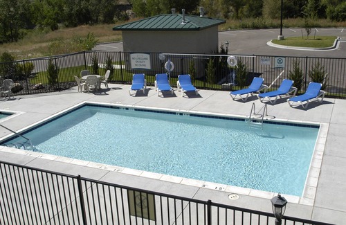 Northwest Colorado Springs Condo | Equipped Suite with Mountain View | Outdoor Pool Access, Housekeeping + Business Center