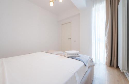 Sector 2 Apartment | Eric - Spacious Apt with Balcony