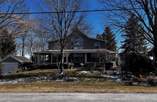 Leamington House | Erie’s Edge “Lakeside Retreat With Spectacular Sunrises & Garden Views”