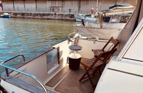 Lisbon Boat Rental | Ero- A floating Escape in Lisbon