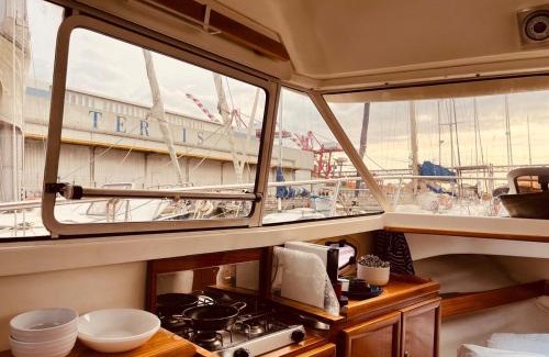 Lisbon Boat Rental | Ero- A floating Escape in Lisbon