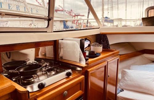 Lisbon Boat Rental | Ero- A floating Escape in Lisbon