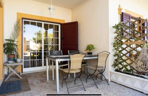 Espiche House | Escape the bustle: Spacious Rooms & Lush Garden