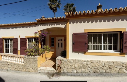 Espiche House | Escape the bustle: Spacious Rooms & Lush Garden