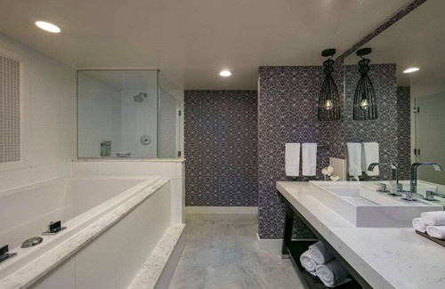 Dupont Circle Hotel | Escape The Hustle and Bustle! w/Outdoor Pool, Near Smithsonian Museums!