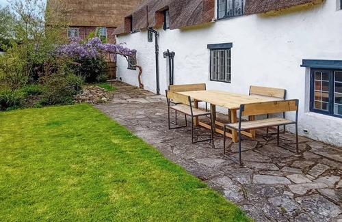 Ilton Cottage | Escape to a cosy six-bedroom holiday home in Ilton.