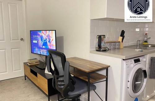 Woolwich Apartment | Escape to Comfort: Charming Getaway with Weekly & Monthly Stays