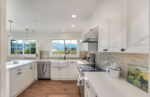 Healdsburg House | Escape to Dry Creek Valley in Healdsburg in a Beautifully Renovated Farm House