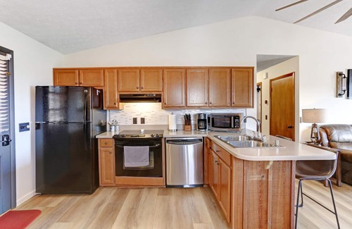 Young Harris Cabin | Escape to Lake Chatuge! Stunning views of the mountains and lake!