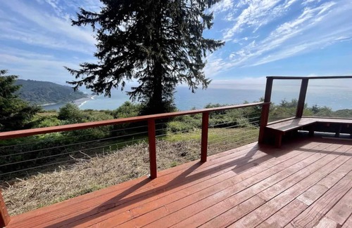 Klamath House | Escape to our spacious 4 bed 2-bath house with stunning ocean and river views