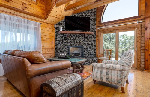 Muenster Cabin | Escape to Southern Comfort with this Stylish and Relaxing Space