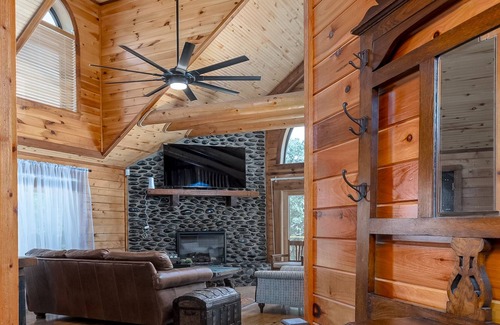 Muenster Cabin | Escape to Southern Comfort with this Stylish and Relaxing Space